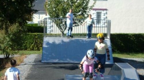 Terrain de jeux, skatepark, boulodrome, dans le centre bourg