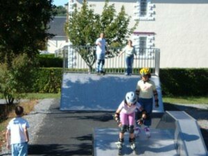 Terrain de jeux, skatepark, boulodrome, dans le centre bourg